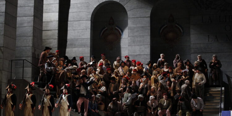 Opera i Filharmonia Podlaska przygotowała na grudzień różnorodny repertuar, w którym klasyczne arcydzieła spotykają się z muzycznymi opowieściami dla rodzin, bożonarodzeniową atmosferą i sylwestrową energią. 1 grudnia o godz. 9.00 i 10.00 odbędą się ostatnie w tym roku warsztaty dla najmłodszych Opera Story – odkryj tajemnice Opery! To zajęcia, które wprowadzają dzieci w świat teatru muzycznego, łącząc opowieść z teatrem i muzyką. Kilka dni później zaplanowany jest także muzyczny spektakl Karolcia i sekret świątecznej nocy w reżyserii Rafała Supińskiego. Zabiera on widzów do świata, w którym magia splata się z refleksją nad prawdziwymi wartościami. 3 i 4 grudnia odbędą się spektakle dla szkół (o godz. 12.00), natomiast 6, 7 i 28 grudnia o godz. 11.00 – dla rodzin. 5, 13 i 14 grudnia na Dużej Scenie Opery przy ul. Odeskiej będzie można obejrzeć ostatnie w tym sezonie pokazy opery Kopciuszek albo triumf dobroci Gioacchina Rossiniego w reżyserii Marii Sartovej. Spektakl pełen humoru i wdzięku, zachwyca lekkością, muzyczną wirtuozerią i ponadczasowym przesłaniem. Grudzień to także czas prezentacji na scenach Opery młodych talentów. Już 11 grudnia o 19.00 w Sali Kameralnej ZSM przy ul. Podleśnej odbędzie się kolejny koncert w ramach cyklu Studencka Scena Młodych. Przygotowany jest różnorodny repertuar: od Bacha i Berlioza po kompozycje współczesne. Koncert poprowadzi Anna Krzysztofik-Buczyńska, a wystąpią Studenci Uniwersytetu Muzycznego Fryderyka Chopina - Filii w Białymstoku. 12 grudnia miłośnicy wielkiej opery będą mogli wziąć udział w Gali Bizeta, przygotowanej z okazji 150. rocznicy śmierci kompozytora. W koncertowej wersji Carmen na Dużej Scenie OiFP wystąpią czołowi soliści polskich scen operowych, a towarzyszyć im będą Orkiestra, Chór oraz Chór Dziecięco-Młodzieżowy Opery i Filharmonii Podlaskiej. Artyści wystąpią pod batutą Tomasza Tokarczyka. Początek o godz. 19.00. 13 grudnia o godz. 19.00 miłośnicy transmisji operowych z Nowego Jorku będą mogli zobaczyć spektakl Andrea Chénier Umberta Giordana. W tytułowej roli szlachetnego poety, który pada ofiarą intryg i brutalności Rewolucji Francuskiej wystąpi Piotr Beczała. Tenor połączy siły z sopranistką Sonyą Yonchevą, wcielającą się w ukochaną Chéniera – Maddalenę di Coigny. 14 grudnia w przestrzeni górnego foyer Opery i Filharmonii Podlaskiej odbędzie się pierwsze spotkanie cyklu Ope(n)rymy. To nowy, kameralny cykl edukacyjny Opery i Filharmonii Podlaskiej, w którym pokazujemy, jak słowo w arii staje się muzyką, a muzyka – opowieścią. To krótkie spotkanie z operą w lekkiej, przystępnej formie, prowadzone z humorem i pasją przez solistę OiFP Rafała Supińskiego. W programie znajdą się arie wykonywane na żywo oraz krótkie anegdoty o tym, jak powstaje operowa emocja – od poetyckiego tekstu, przez frazę, aż po interpretację solisty. Początek spotkania o godz. 15.00. Tuż przed świętami, 19 i 20 grudnia o godz. 19.00 na Dużej Scenie zaplanowane są dwa Wieczory Kolęd, podczas których zabrzmi Mała Kantata Bożonarodzeniowa Marcina Nagnajewicza oraz tradycyjne polskie kolędy i pieśni bożonarodzeniowe w nowych, inspirujących aranżacjach Andrzeja Makala i Marcina Nagnajewicza. Wystąpią: Orkiestra, Chór i Chór Dziecięco-Młodzieżowy Opery oraz znakomici soliści pod batutą Mirosława Jacka Błaszczyka i Ewy Barbary Rafałko. 21 grudnia na Dużej Scenie przy Odeskiej odbędzie się koncert w ramach cyklu Trzecia Scena - Christmas Harmony. To wydarzenie wypełnione najpiękniejszymi świątecznymi utworami w nowych, wielogłosowych interpretacjach, a wykonają je artyści na co dzień związani m.in. z Teatrem Muzycznym Roma w Warszawie, Operą i Filharmonią Podlaską w Białymstoku, Teatrem Muzycznym w Łodzi, Teatrem Rozrywki w Chorzowie i innymi polskimi scenami muzycznymi. Usłyszymy m.in „White Christmas”, „Santa Claus Is Coming To Town” czy „Joy To The World”, ale nie zabraknie również polskich akcentów w postaci utworów takich jak: „Nie ma nie ma ciebie” czy „A kto wie, czy za rogiem”. Początek koncertu o godz. 17.00. 2025 rok publiczność Opery pożegna w wyjątkowy sposób. Duża Scena OiFP wypełni się energią koncertu sylwestrowego Klasyka spotyka latino, w reżyserii Mateusza Stachury. Arcydzieła mistrzów muzyki klasycznej zabrzmią w porywających, latynoamerykańskich aranżacjach, a wieczór poprowadzi Conrado Moreno. W programie znajdą się m.in. znane arie i duety operowe oraz instrumentalne utwory Mistrzów klasyki, które podkreślą wyjątkowy charakter sylwestrowej nocy. Na scenie: orkiestra symfoniczna OiFP pod batutą Tomasza Szymusia, znakomici soliści i chórek wokalny, tancerze w widowiskowych kostiumach, porywająca choreografia oraz spektakularne wizualizacje. Koncerty zaplanowane są na godz. 17.00 i 20.30, a w związku z dużym zainteresowaniem, właśnie została uruchomiona dodatkowa pula biletów na oba wydarzenia. Grudniową ofertę podlaskiej Opery dopełnia wystawa rysunków Dymitra Grozdewa Bóg się rodzi… wśród ciszy świętości i ziemskiej uciechy, którą można oglądać w Sali wystawowej OiFP. Ekspozycja prezentuje cykl ilustracji inspirowanych scenami biblijnymi, tradycją staropolską i bogactwem religijnych wizerunków, tworząc wyjątkowe dopełnienie świątecznego repertuaru instytucji. Prace będzie można oglądać do 11 stycznia 2026 r. - od wtorku do niedzieli w godzinach pracy kasy biletowej.