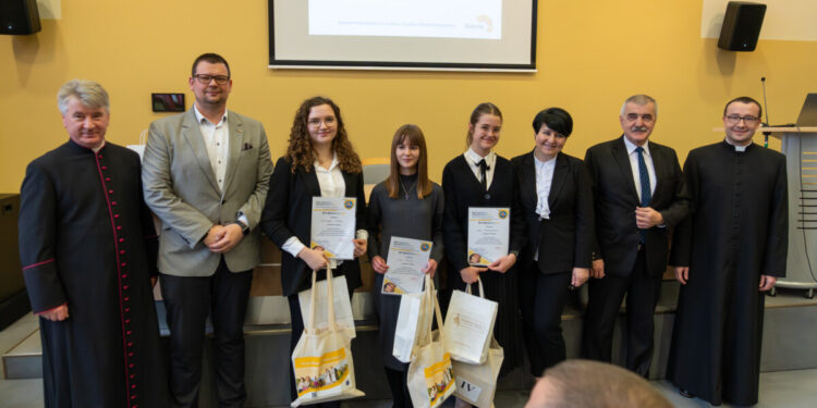 Olimpiada składa się z trzech etapów: szkolnego, diecezjalnego i ogólnopolskiego. Eliminacje diecezjalne odbyły się w czwartek (15 stycznia) w I Liceum Ogólnokształcącym im. Adama Mickiewicza w Białymstoku. Do drugiego etapu zakwalifikowało się 31 uczniów wraz z opiekunami. Tegoroczna edycja wydarzenia została zorganizowana pod hasłem „Chrzest i misja św. Ottona z Bambergu”.
