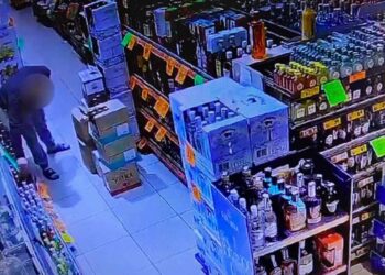 W CIĄGU GODZINY UKRADŁ W 3 RÓŻNYCH SKLEPACH - ZATRZYMALI GO POLICJANCI