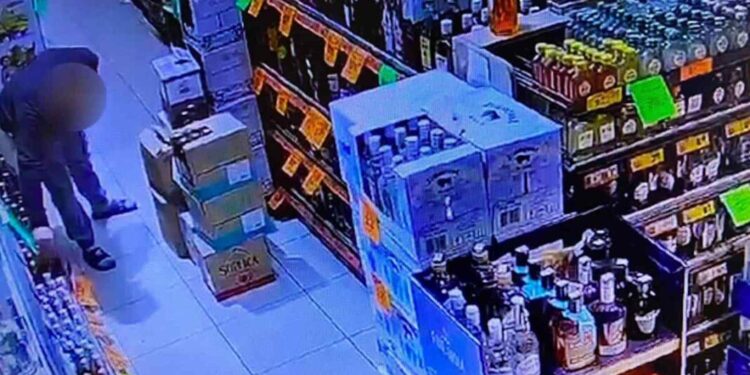 W CIĄGU GODZINY UKRADŁ W 3 RÓŻNYCH SKLEPACH - ZATRZYMALI GO POLICJANCI