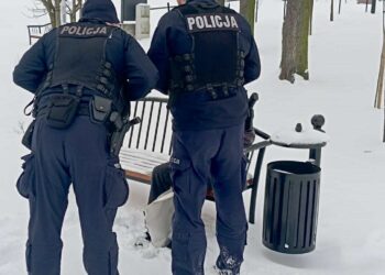 POLICJANCI POMOGLI KOBIECIE