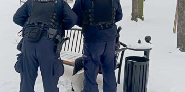 POLICJANCI POMOGLI KOBIECIE