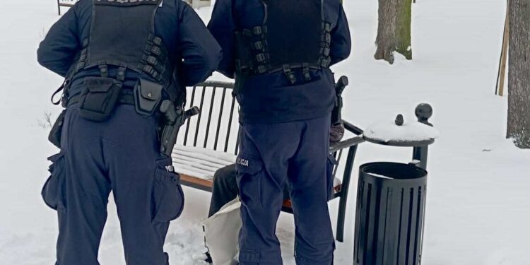 POLICJANCI POMOGLI KOBIECIE