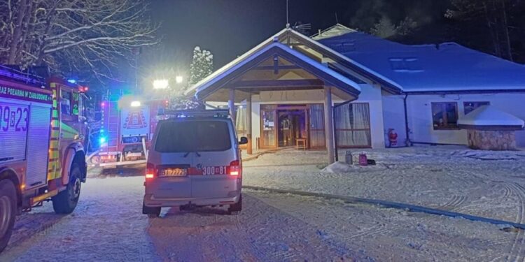 Pożar poddasza w budynku hotelowym