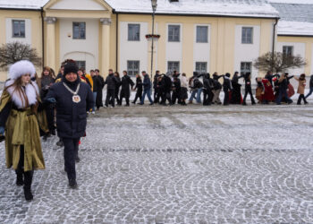 Trzy miesiące do matury. Zatańczyli poloneza na rynku
