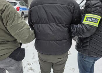 Zaatakował w autobusie, ukrył się u babci, tam zatrzymali go policjanci
