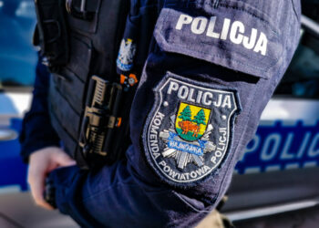 Poszukiwany drzwi otworzył dopiero po przyjeździe strażaków