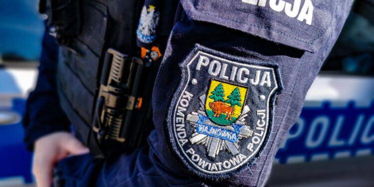 Poszukiwany drzwi otworzył dopiero po przyjeździe strażaków