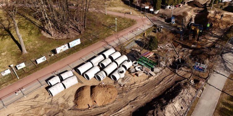 Modernizacja kanalizacji deszczowej: Prezydent Suwałk wizytuje plac budowy