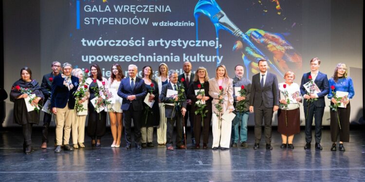 36 podlaskich twórców otrzymało stypendia marszałka