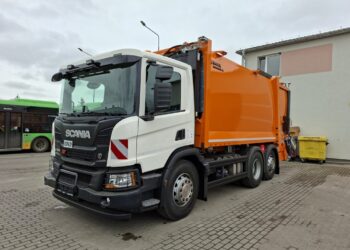 Nowa śmieciarka we flocie suwalskiego PGK