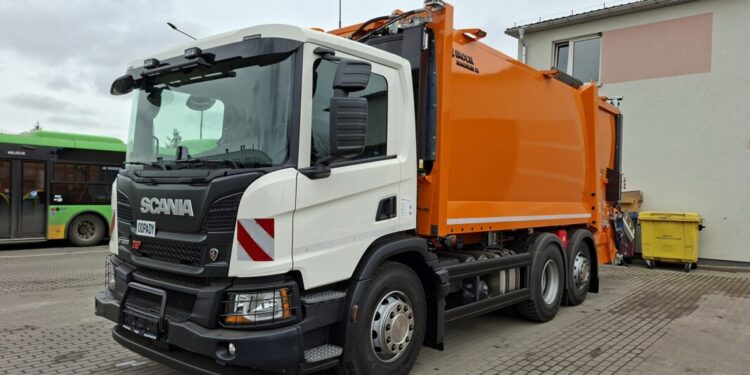 Nowa śmieciarka we flocie suwalskiego PGK