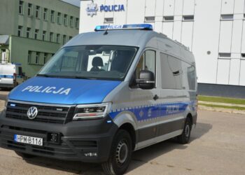 Driftowanie na parkingu zakończone utratą prawa jazdy i mandatem!