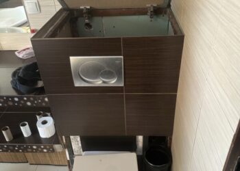 Znaleźli go w zabudowie spłuczki toalety