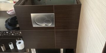 Znaleźli go w zabudowie spłuczki toalety