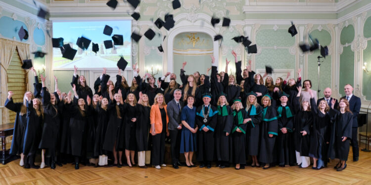 UMB ma 55 nowych magistrów farmacji