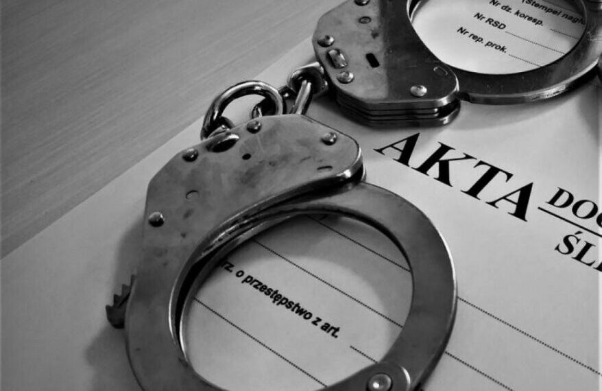 43 - latek zatrzymany za kradzież 1000 złotych z niezabezpieczonego samochodu