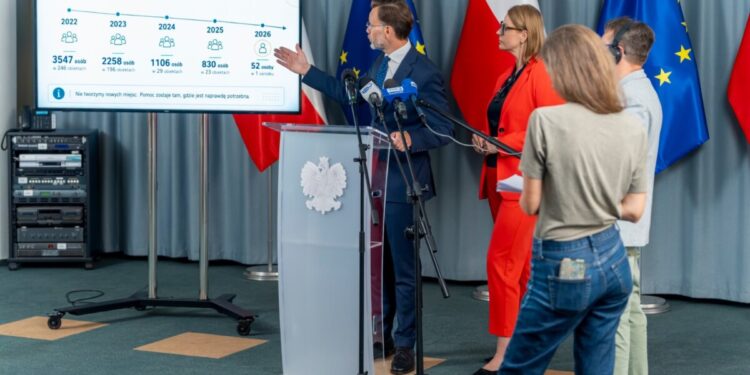 Konferencja wojewody podlaskiego na temat ośrodka zbiorowego zakwaterowania w Wasilkowie