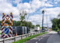 Pracownicy na podnośniku wymieniają oprawę oświetleniową w latarni przy ul. Ciołkowskiego w Białymstoku