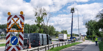 Pracownicy na podnośniku wymieniają oprawę oświetleniową w latarni przy ul. Ciołkowskiego w Białymstoku