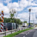 Pracownicy na podnośniku wymieniają oprawę oświetleniową w latarni przy ul. Ciołkowskiego w Białymstoku