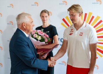 Maria Żodzik i trener Paweł Wyszyński odbierają nagrody od prezydenta Białegostoku