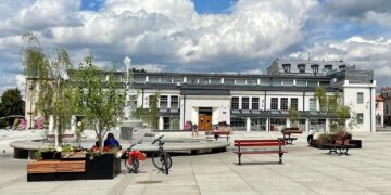Budynek Hali Kultury w Łomży widziany od strony placu z fontanną
