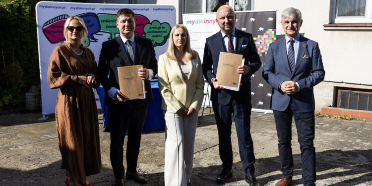 Podpisanie umowy na projekt Drzwi do samodzielności, przedstawiciele Stowarzyszenia My dla Innych i władz województwa podlaskiego