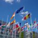 Flagi Unii Europejskiej i państw członkowskich przed budynkiem instytucji