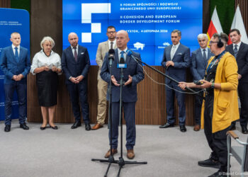 Konferencja prasowa zapowiadająca II Forum Spójności i Rozwoju Granicznego UE w Białymstoku, przemawia zastępca prezydenta miasta