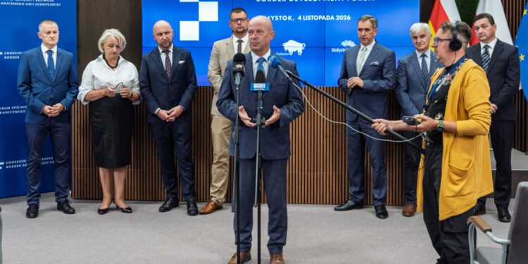 Konferencja prasowa zapowiadająca II Forum Spójności i Rozwoju Granicznego UE w Białymstoku, przemawia zastępca prezydenta miasta