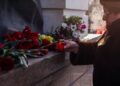 Wieńce złożone pod pomnikiem podczas uroczystości rocznicowej