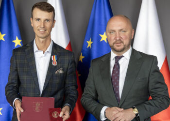 Marszałek województwa podlaskiego wręcza Karolowi Jakubowskiemu Odznakę Honorową Województwa Podlaskiego