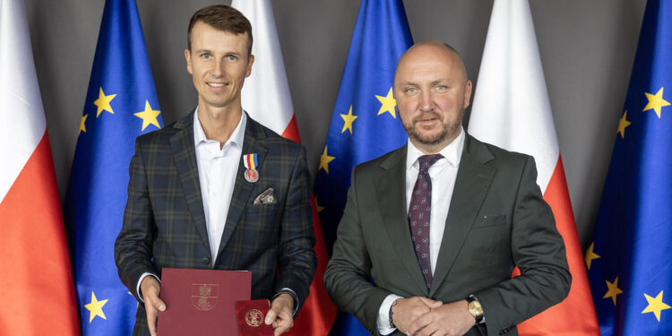 Marszałek województwa podlaskiego wręcza Karolowi Jakubowskiemu Odznakę Honorową Województwa Podlaskiego