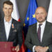 Marszałek województwa podlaskiego wręcza Karolowi Jakubowskiemu Odznakę Honorową Województwa Podlaskiego