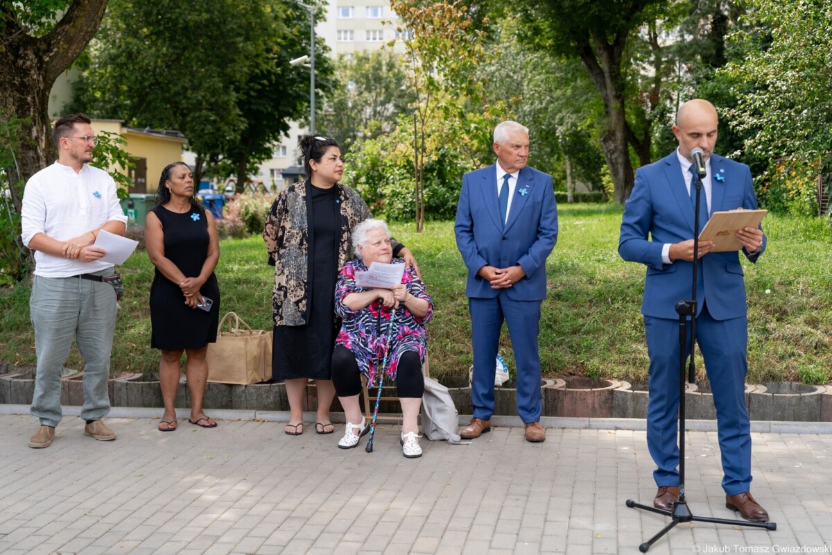 Trzy mosiężne tabliczki przy Legionowej. Kamienie Pamięci dla rodziny Atłasowiczów