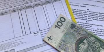 Dokumenty i pieniądze na biurku