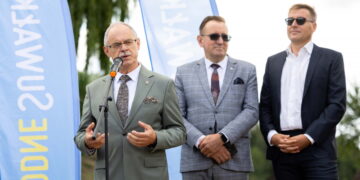 Dwa stalowe misie stanęły na wyspie na Zalewie Arkadia