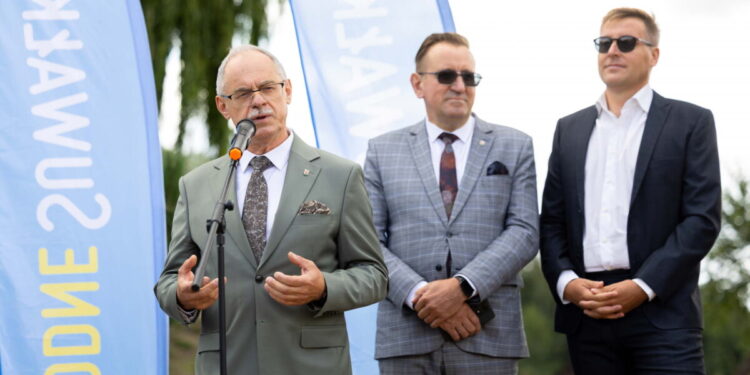 Dwa stalowe misie stanęły na wyspie na Zalewie Arkadia