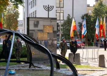 Warta honorowa przy Pomniku Bohaterów Getta w Białymstoku