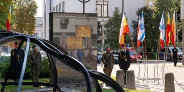 Warta honorowa przy Pomniku Bohaterów Getta w Białymstoku