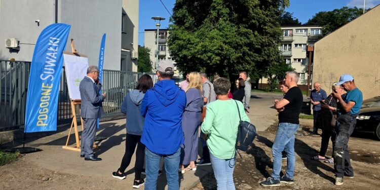 Spotkanie konsultacyjne prezydenta Suwałk z mieszkańcami w sprawie zagospodarowania kwartału ulic Noniewicza, Wesoła i Waryńskiego