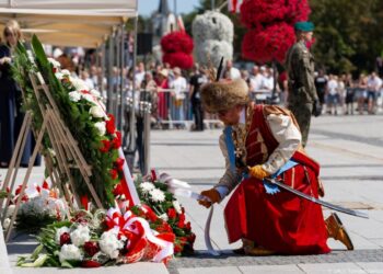 Składanie wieńców podczas obchodów Święta Wojska Polskiego w Białymstoku