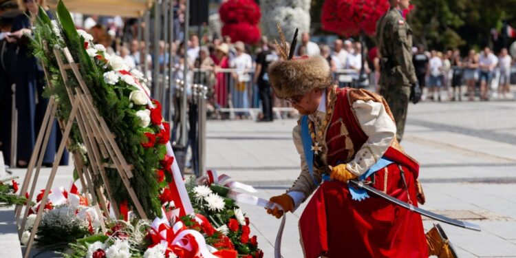 Składanie wieńców podczas obchodów Święta Wojska Polskiego w Białymstoku