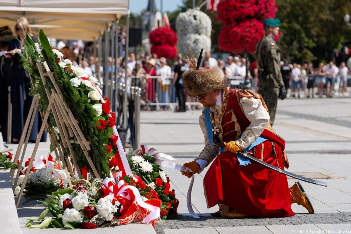 Święto Wojska Polskiego w Białymstoku. Defilada na Rynku i awans prezydenta