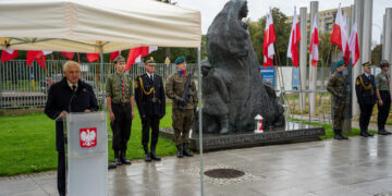 Uroczystość 87. rocznicy sowieckiej agresji pod pomnikiem Bohaterskich Matek Sybiraczek