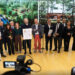 Uczestnicy ogłoszenia wyników konkursu na Xylopolis w Hajnówce przed wizualizacjami zwycięskiego projektu