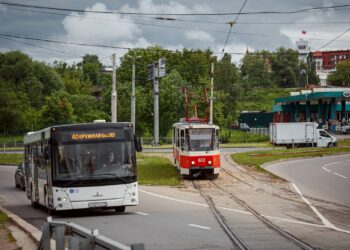Miejski autobus na ulicy - nowa linia nr 33 w Białymstoku