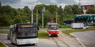 Miejski autobus na ulicy - nowa linia nr 33 w Białymstoku