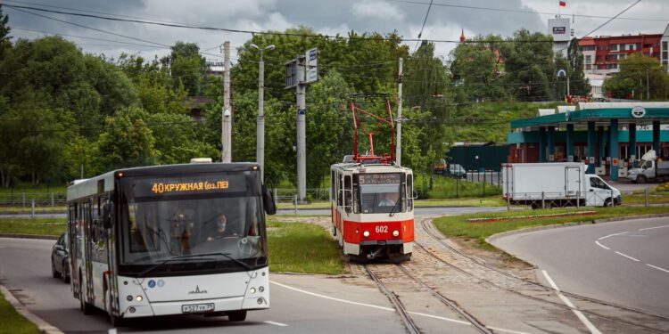 Miejski autobus na ulicy - nowa linia nr 33 w Białymstoku